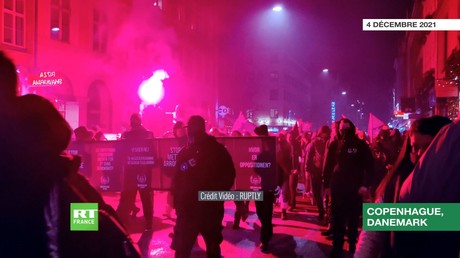 Danemark : les «Men in Black» défilent contre les restrictions sanitaires anti-Covid à Copenhague