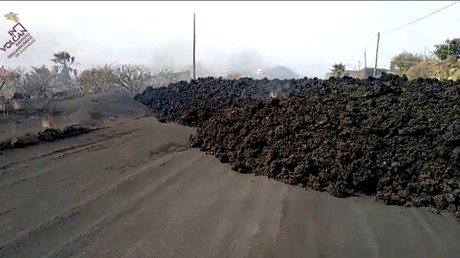 Espagne : une coulée de lave bloque la route El Hoyo Todoque sur l'île de La Palma