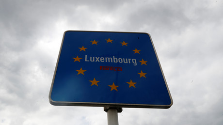 Des opposants aux restrictions sanitaires forcent les entrées de deux marchés de Noël au Luxembourg