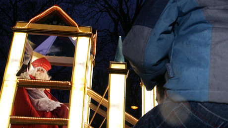 Covid-19 : Saint Nicolas hué par la foule à Nancy après son appel à respecter les gestes barrières