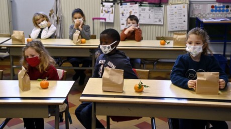 Enfants masqués dans une école de Gand en Belgique le 6 décembre.