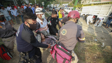 Une migrante blessée est déplacée par le personnel de secours près de Tuxtla Gutierrez, dans l'Etat du Chiapas, au Mexique, le 9 décembre 2021.