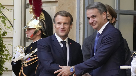 Le président français Emmanuel Macron et le Premier ministre grec Kyriakos Mitsotakis, à Paris, le 12 novembre 2021.
