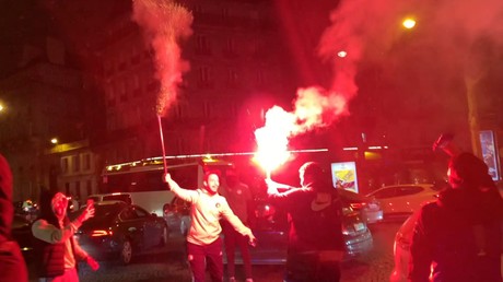 Tensions sur les Champs-Elysées à Paris après un match de football entre l'Algérie et le Maroc