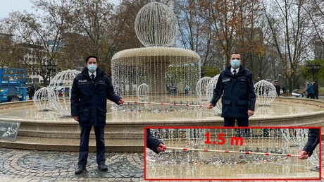 Des policiers allemands utilisent des bâtons de mesure pour vérifier la distanciation sociale