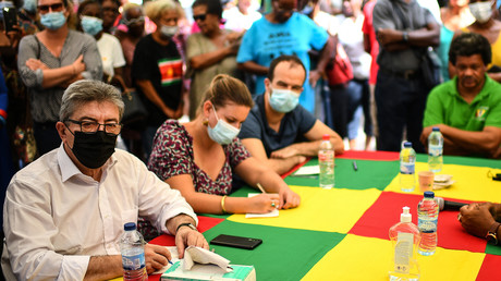 Le leader de La France insoumise (LFI) Jean-Luc Mélenchon assiste à une réunion avec des membres du personnel médical en grève et des dirigeants syndicaux, à Pointe-à-Pitre, Guadeloupe, le 15 décembre 2021.