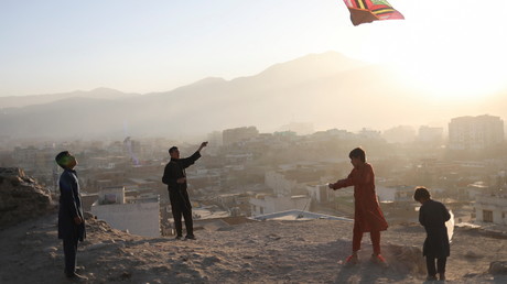 Des enfants font voler un cerf-volant sur la colline Nadir Khan à Kaboul, en Afghanistan, le 10 décembre 2021 (image d'illustration).