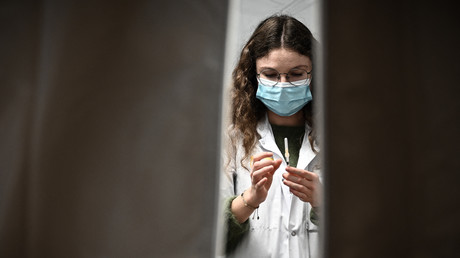 Une soignant prépare une dose de vaccin Moderna contre le Covid-19 dans un centre de vaccination à Mérignac, le 9 décembre 2021 (image d'illustration).