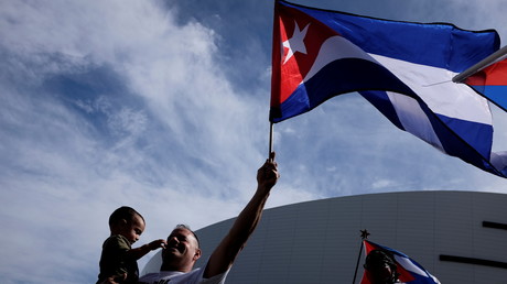 Un homme brandit un drapeau de Cuba pendant une manifestation de l'opposition cubaine, à Miami, aux Etats-Unis, le 14 novembre 2021 (image d'illustration).