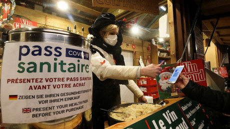 Une commerçante scanne le pass sanitaire d'un client, lors d'un marché de Noël à Colmar, en France, le 14 décembre 2021 (image d'illustration).