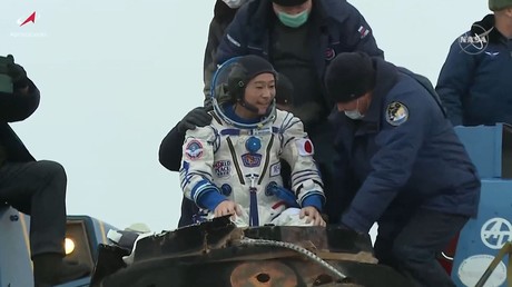 Les images du retour sur Terre de deux citoyens japonais après 12 jours dans l'ISS