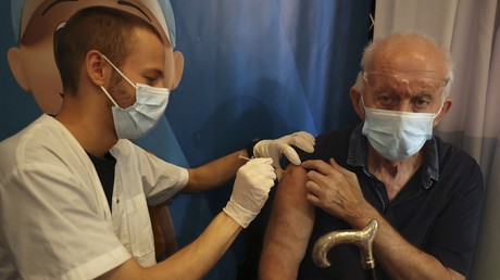 Une personne âgée se fait vacciner à Jérusalem le 11 août 2021 (image d'illustration)