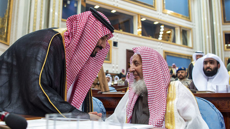 Abdelaziz Al-Cheikh, grand mufti d'Arabie saoudite s'entretient avec le prince héritier Mohamed ben Salman, le 19 novembre 2018.