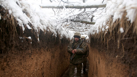 Une tranchée sur la ligne de front dans le Donbass, Ukraine