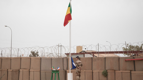 Le drapeau du Mali est hissé durant la cérémonie de départ de l'armée française de la base militaire de Tombouctou, au Mali, le 14 décembre 2021 (image d'illustration).