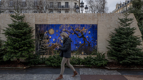 Une femme marche dans les rues de Paris avec son masque, le 26 décembre 2021 (image d'illustration).