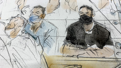 Un croquis de Salah Abdeslam, à droite, et Mohammed Abrini dans la salle d'audience au procès des attentats de 2015, le 8 septembre 2021 à Paris (image d'illustration).