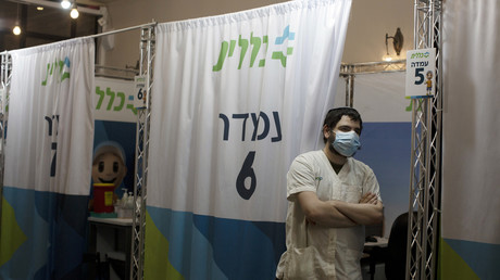 Un soignant attend un patient afin de lui injecter une dose de vaccin contre le Covid-19, à Jérusalem, le 15 août 2021 (image d'illustration).