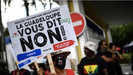 Obligation vaccinale pour les soignants : manifestation en Guadeloupe, un leader syndical interpellé
