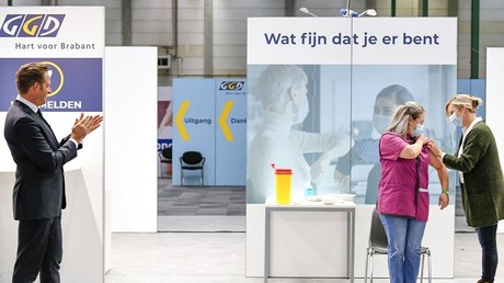 Le ministre de la Santé néerlandais, Hugo de Jonge, applaudissant une soignante recevant une première dose de vaccin en janvier 2021 (image d'illustration).