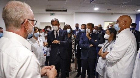 Olivier Véran et Emmanuel Macron lors d'une visite dans un hôpital de Marseille, en septembre 2021 (image d'illustration).