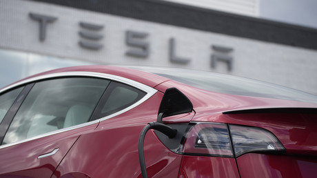 En 2021, la Tesla Model 3 (photographiée ici lors d'un rechargement chez un revendeur de la marque aux Etats-Unis en juin 2021) a ravi à la Renault Zoe la première place du marché automobile français (illustration).