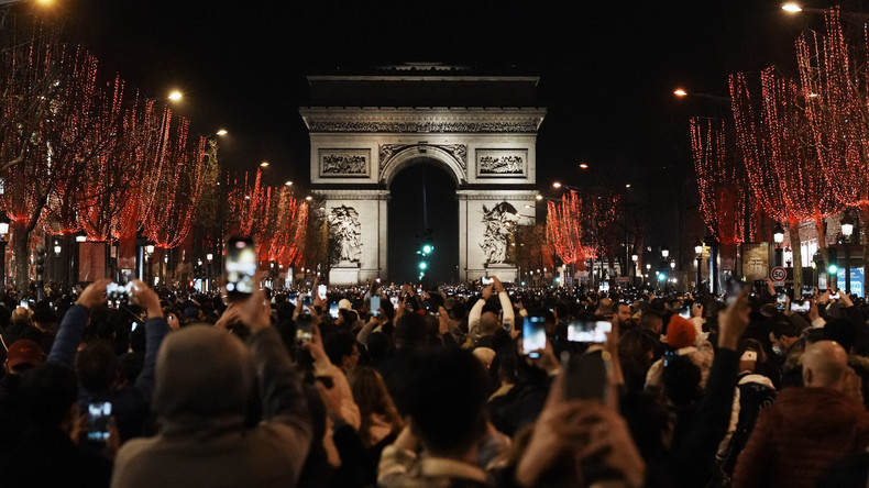 Champs-Elysées : des milliers de personnes réunies découvrent l'absence de célébrations (VIDEO)