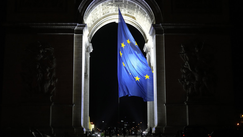 TOUT COMPRENDRE - La polémique du drapeau européen sous l'Arc de Triomphe