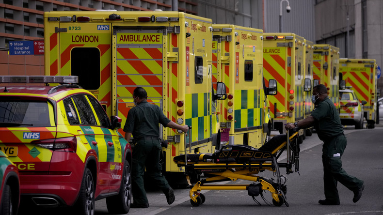 Des ambulances devant le Royal London Hospital, à Londres, le 6 janvier 2022
