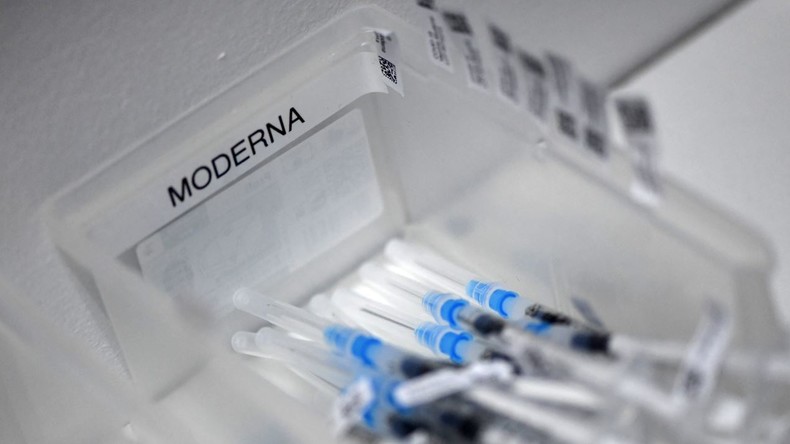 Des seringues contenant le vaccin Moderna