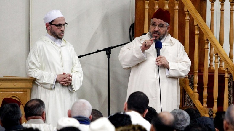 Mohammed Tojgani (à droite) lors d'un prêche à la mosquée Al-Khalil