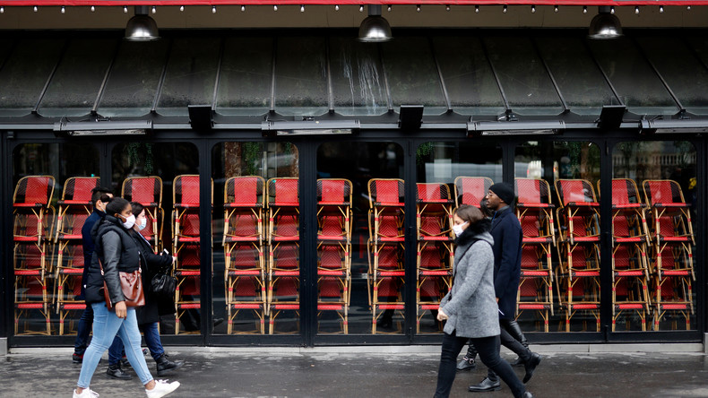 Parisiens portant le masque dans la rue