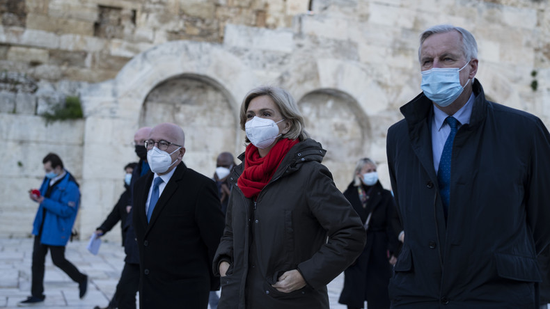 Valérie Pécresse, entourée d'Eric Ciotti et Michel Barnier à Athènes, le 14 janvier