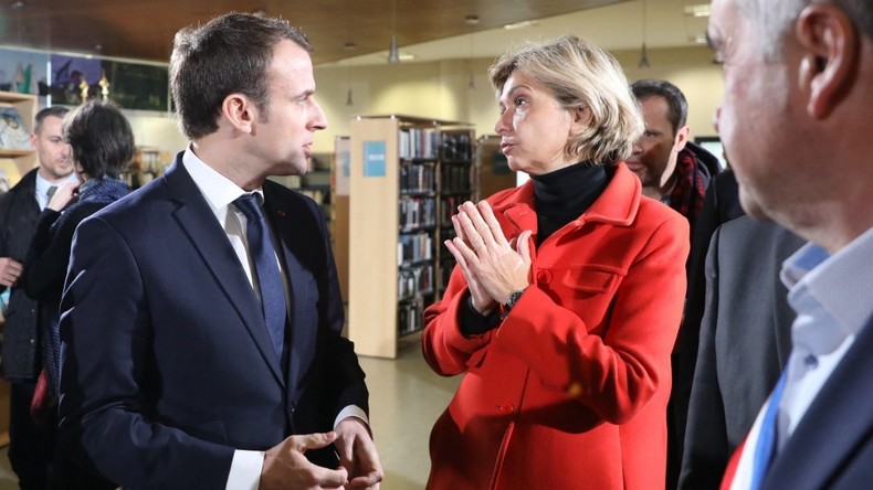 Emmanuel Macron avec Valérie Pécresse lors de sa visite aux Mureaux le 20 février 2018.