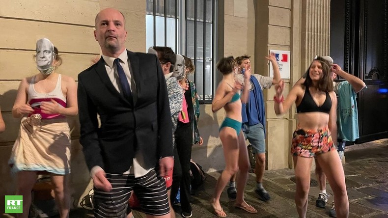 «Ibizagate» : une dizaine de personnes festoient devant le ministère de l'Education nationale