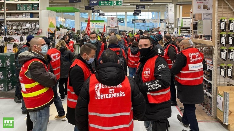 Des employés du bricolage envahissent un magasin de Leroy Merlin pour exiger une hausse des salaires