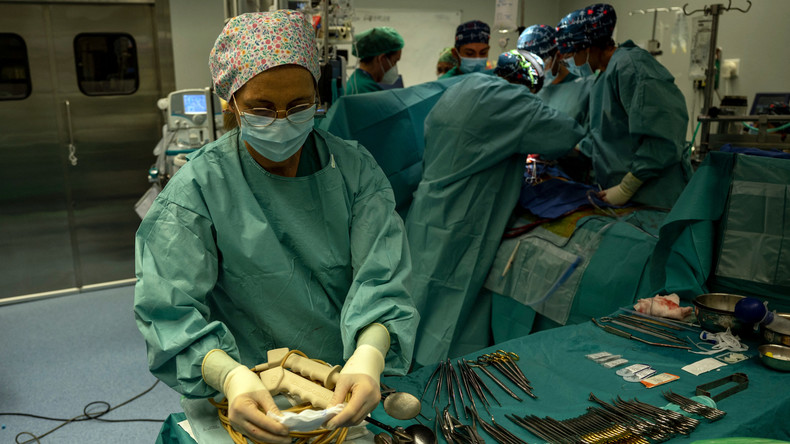 Une infirmière prépare une transplantation cardiaque à l'hôpital universitaire Puerta de Hierro, près de Madrid