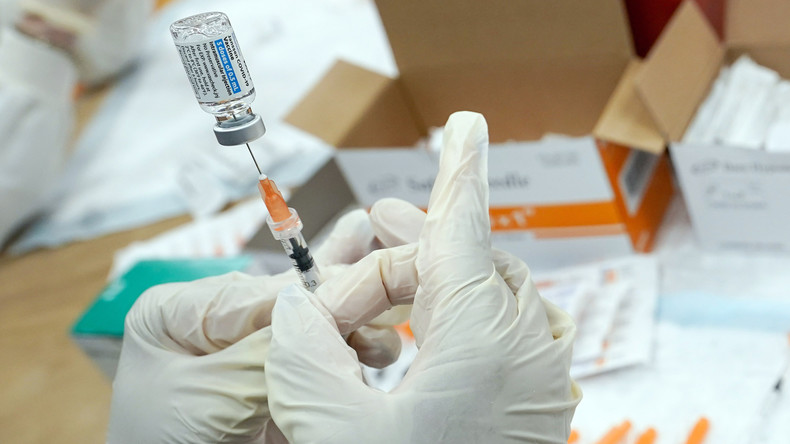 Une infirmière remplit une seringue avec le vaccin anti-Covid-19 de Johnson & Johnson, à New York