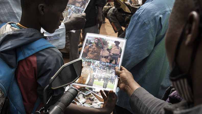 Un poster du nouvel homme fort du Burkina Faso, le lieutenant-colonel Paul-Henri Sandaogo Damiba, à Ouagadougou, le 28 janvier 2022