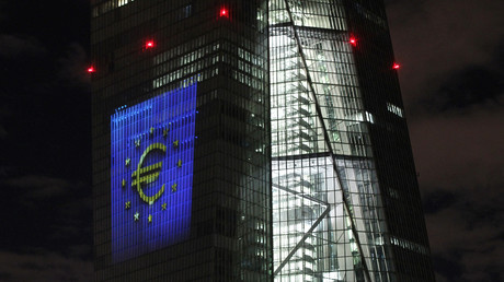 La tour de la Banque centrale européenne (BCE) à Francfort éclairée spécialement pour le nouvel an 2022 et le 20e anniversaire de la monnaie unique (image d'illustration).