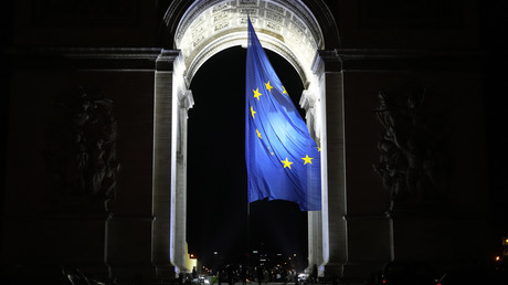 Drapeau européen sous l'Arc de Triomphe dans la soirée du 1er janvier (image d'illustration).