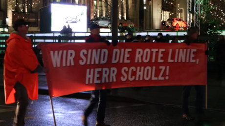 Des manifestants tiennent une banderole où est inscrit «Nous sommes la ligne rouge Monsieur Scholtz», le 3 janvier 2022 à Rostock en Allemagne.