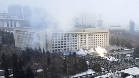 De la fumée s'élève du bâtiment de la mairie lors d'une manifestation à Almaty, au Kazakhstan, le 5 janvier 2022 (image d'illustration).