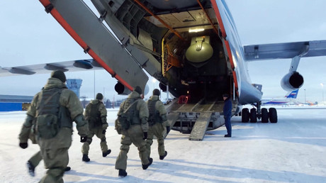 Les premiers soldats russes arrivent au Kazakhstan dans le cadre d'une force conjointe de l'OTSC
