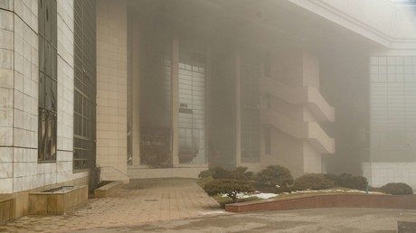 Un bâtiment administratif incendié à Almaty, Kazakhstan