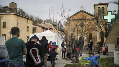 Des personnes attendent pour un prélèvement nasal dans un site mobile de dépistage à Albigny-sur-Saône, près de Lyon (image d'illustration).