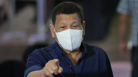 Le président philippin Rodrigo Duterte face à des sénateurs à Manille, le 8 octobre 2021