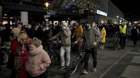 Manifestation contre les mesures sanitaires face au Covid-19 à Berlin (Allemagne)