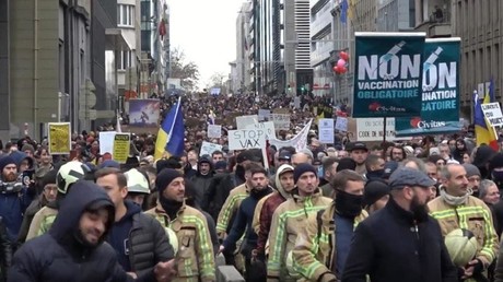 Bruxelles : plusieurs milliers de personnes manifestent à nouveau contre les mesures anti-Covid