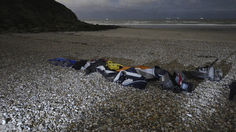 Matériel de traversée abandonné sur la plage de Wimereux non loin de Calais